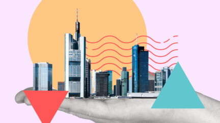 Eine riesige Hand hält die Skyline von Frankfurt am Main