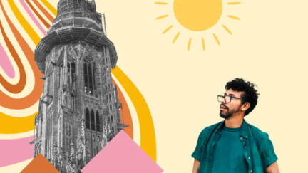 Student steht im Sonnenschein vor Kirchturm in Freiburg