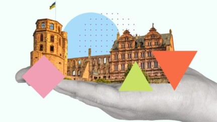 Eine riesige Hand hält das Heidelberger Schloss