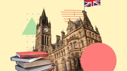 Das Rathaus von Manchester mit einem Stapel Bücher