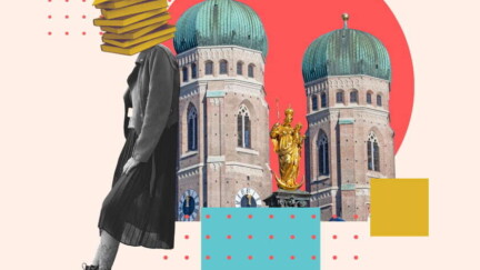 Eine Studentin lehnt an der Frauenkirche in München