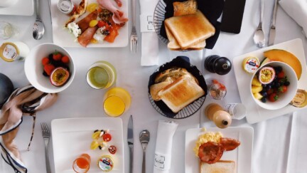 Frühstück auf weiß gedecktem Tisch im Restaurant [Quelle: pexels.com]