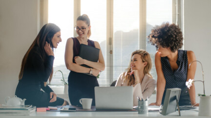 Junge Frauen Laptop Women in Technology