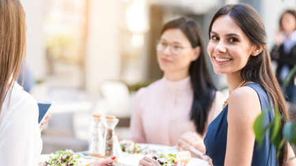 Frauen in der MINT-Branche genießen gemeinsam ein Abendessen im Freien.