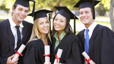 Graduation Uni Abschluss USA Talar [© Monkey Business – Adobe Stock]