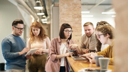 Junge Leute Gruppe Diskussion Meeting Laptops [pexels.com]