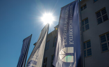 Flaggen mit dem Logo der Katholischen Universität Eichstätt-Ingolstadt