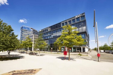 Ein Gebäude auf dem Campus der KLU vor blauem Himmel.