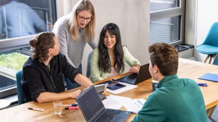 Studierende sitzen an einem Tisch