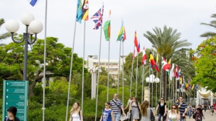 Campus der Tel Aviv University mit Studierenden