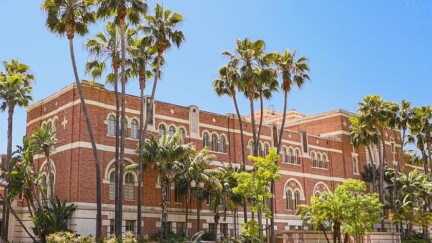 Gebäude der USC Gould School of Law im Sommer