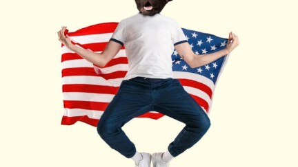 Menschlicher Körper mit Hundekopf und USA Flagge hinter seinem Rücken in der Hand