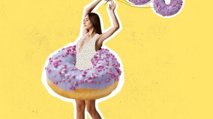 Eine Frau die einen Donut trägt und vier weiter hinter sich her trägt