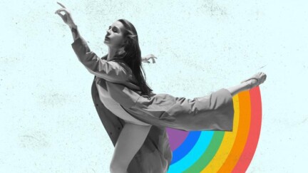 Eine Frau in Balletschuhen befindet sich inmitten einer eleganten Tanzbewegung. Zwischen ihren Beinen spannt sich ein kreisförmiger Regenbogen auf.