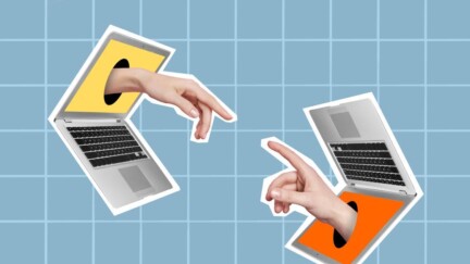 Zwei Laptops schweben sich wie ein Ying Yang Symbol gegenüber, aus ihren Bildschirmen kommt jeweils eine Hand. Deren Finger berühren sich fast, angelehnt an Michelangelos "Die Erschaffung Adams".