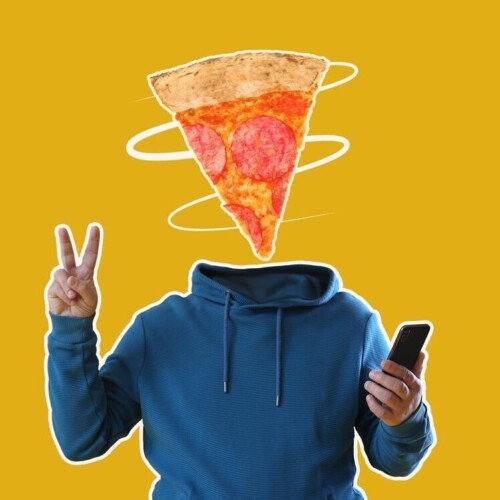 Person, deren Kopf durch ein Stück Pizza ersetzt wurde. In der einen Hand hält sie ein Smartphone, mit der anderen macht sie das Peace Zeichen.