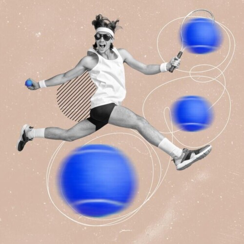 Mann mit Tennisschläger in einer und Tennisball in der anderen Hand. Er befindet sich mitten in einem Sprung und ist umgeben von weiteren Tennisbällen.