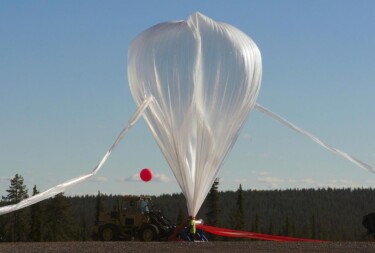 Ein mit Helium gefüllter Stratosphärenballon wird für den Start vorbereitet. An Bord sind Experimente, die Studierende aus verschiedenen Universitäten im Rahmen des BEXUS-Forschungsprogramms entwickelt haben.