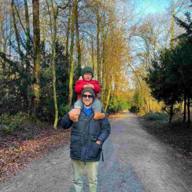 Fabian F. mit seinem Sohn bei einem Waldspaziergang