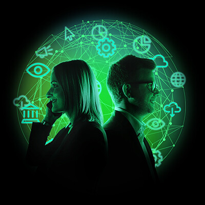 Eine Frau und ein Mann stehen mit dem Rücken aneinandergelehnt im Profil, hinter ihnen ein schwarzer Hintergrund mit einer grünen Wolke und Symbolen.