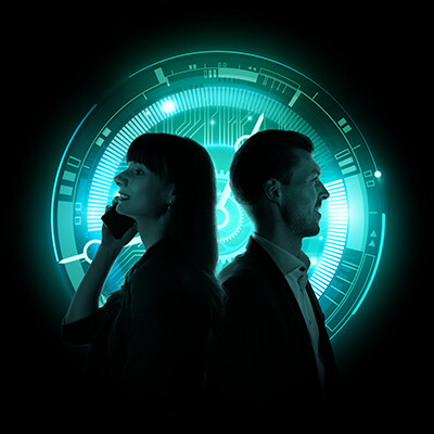 Eine Frau und ein Mann stehen mit dem Rücken aneinandergelehnt, sie telefoniert mit einem Smartphone. Hinter ihnen ein schwarzer Hintergrund, davor ein hellblau leuchtender Kreis.