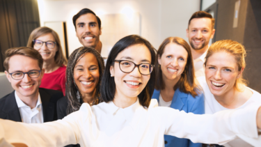 Selfie von Männern und Frauen in Business-Kleidung.