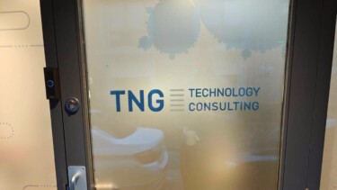 Nahaufnahme der Bürotür von TNG Technology Consulting in Oxford