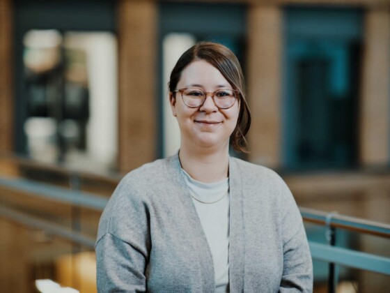 Laura Weissenhorn, Ansprechpartnerin der Zurich Gruppe Deutschland. Eine Frau mit dunklen Haaren, einer Brille und einem grauen Oberteil