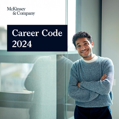 Ein Mann steht mit freundlichem Blick und verschränkten Armen vor einer Fensterscheibe, neben ihm der Schriftzug McKinsey & Company sowie Career Code 2024