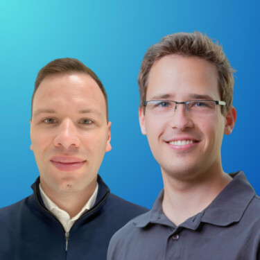 Porträtbilder von zwei jungen Männern vor blauem Hintergrund