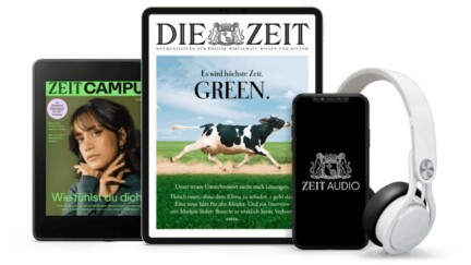 Ein Handy, ein Tablet und ein E-Book-Reader mit Ausgaben von DIE ZEIT und ZEIT Campus auf dem Display, sowie ein Kopfhörer.