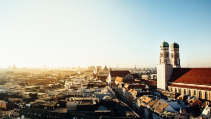 München Skyline mit Frauenkirche im Sonnenuntergang oder Sonnenaufgang