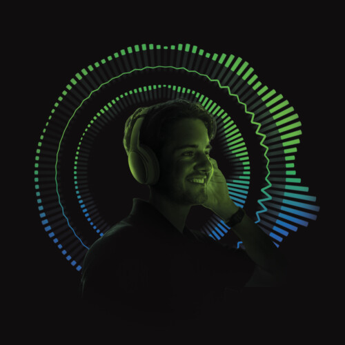 Mann mit Kopfhörern vor dunklem Hintergrund, umgeben von Schallwellen aus grünem und blauem Licht